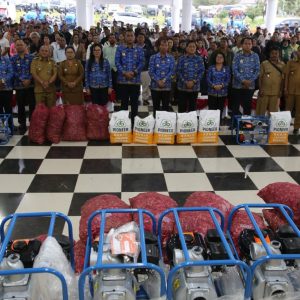 PENYERAHAN BANTUAN TRAKTOR RODA 4, TRAKTOR RODA 2, MESIN POMPA AIR, COMBINE HARVESTER, BENIH JAGUNG, BENIH BAWANG MERAH, P2B DAN OPTIMASI LAHAN NON RAWA PENYERAHAN BANTUAN TRAKTOR RODA 4, TRAKTOR RODA 2, MESIN POMPA AIR, COMBINE HARVESTER, BENIH JAGUNG, BENIH BAWANG MERAH, P2B DAN OPTIMASI LAHAN NON RAWA