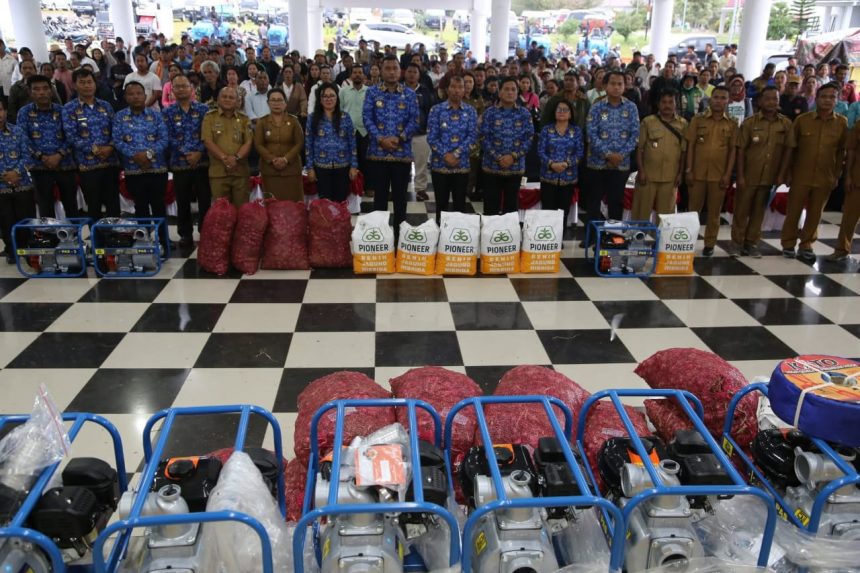 PENYERAHAN BANTUAN TRAKTOR RODA 4, TRAKTOR RODA 2, MESIN POMPA AIR, COMBINE HARVESTER, BENIH JAGUNG, BENIH BAWANG MERAH, P2B DAN OPTIMASI LAHAN NON RAWA